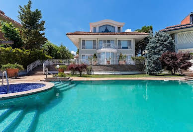 Maison avec piscine et jardin 1