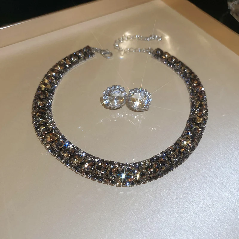 Elegante halsketting met diamant-ingezette vierkante oorbellen, lichte luxe, hoogwaardige clavicula-ketting, bijzondere interesse, voor dames.