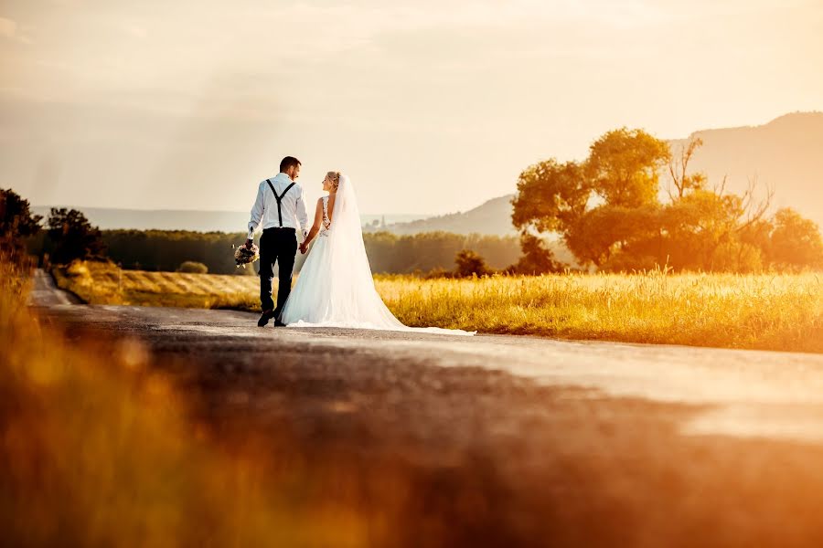 Fotografo di matrimoni Rita Szerdahelyi (szerdahelyirita). Foto del 20 settembre 2019