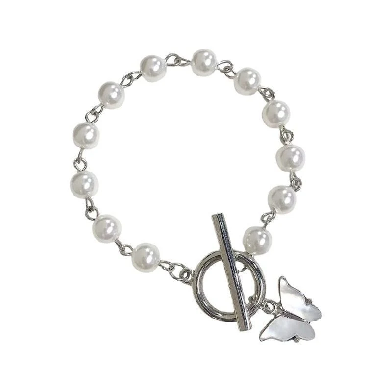 Pulseira de pérolas com pingente de borboleta retrô simples e super fada, um acessório charmoso para um visual elegante e delicado.