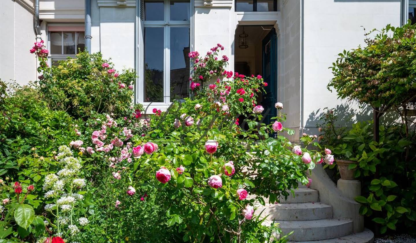 House with garden and terrace Tours