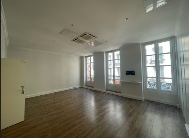 Location  locaux professionnels 2 pièces 41 m² à Paris 8ème (75008), 2 016 €