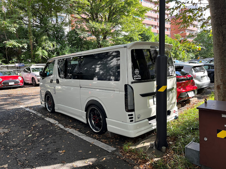ハイエースバンのDIY・シャコタン風・病院day🏥・行ってきます！(*｀･ω･)ゞに関するカスタム事例の投稿画像3枚目