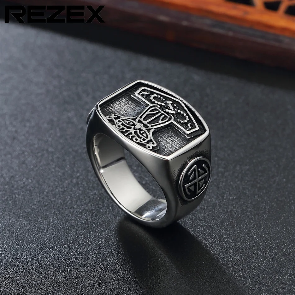 Anel masculino Viking retrô de aço titânio com personalidade. Design forte e durável. Um acessório ousado para o homem moderno.