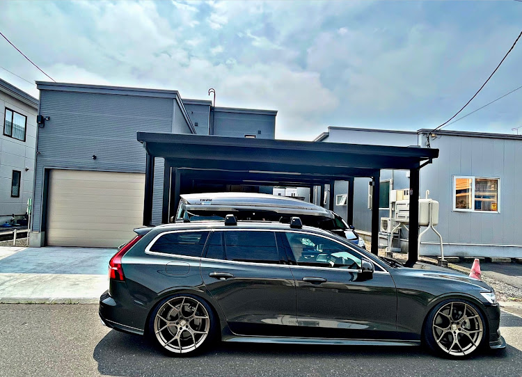 V60のPHEV・ヨーロピアン・ドライブ・横からのアングルに関するカスタム事例の投稿画像1枚目