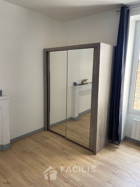 Location meublée appartement 6 pièces 140 m² à Poitiers (86000), 360 €