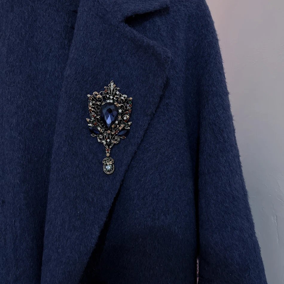 Nouveau broche goutte d'eau rétro en strass pour femmes, un bijou tendance et scintillant, parfait pour accessoiriser et embellir vos tenues.