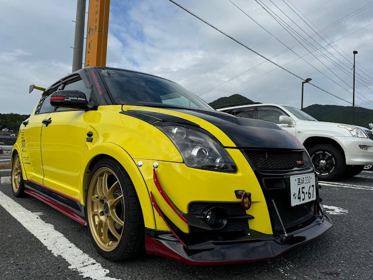 スイフトスポーツの10月もよろしくお願いします・車が好きな人と繋がりたい・モノクラフト・フェンダーガーニッシュ・エアロに関するカスタム事例の投稿画像1枚目