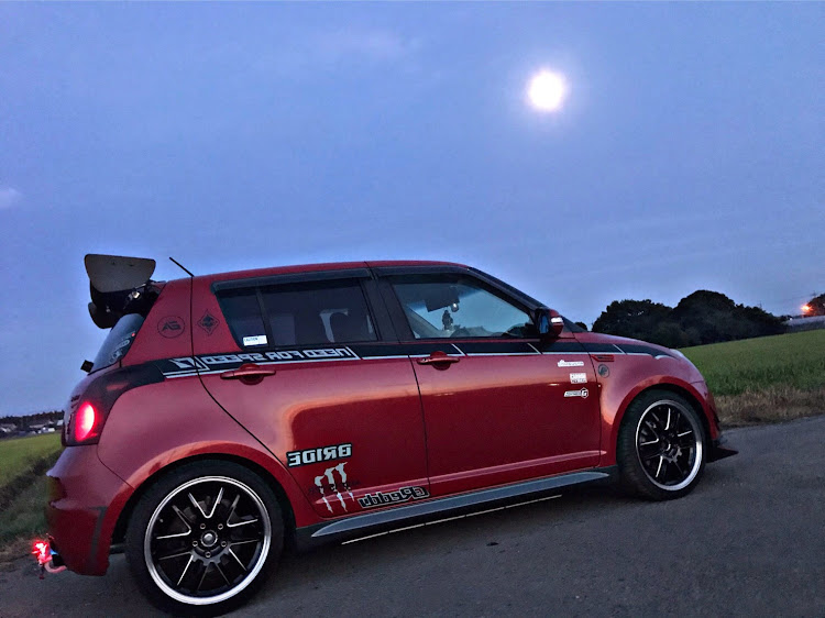 スイフトスポーツのS.H.I.L.I.S.・T.S FACTORY・明日まで・お月様×畦道×田んぼ×夕焼け・アンダー点かないから真っ暗に関するカスタム事例の投稿画像1枚目