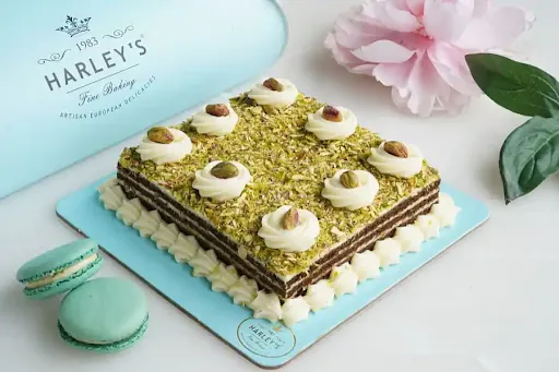 Pistachio Delight CROCANTE Medovik Cake