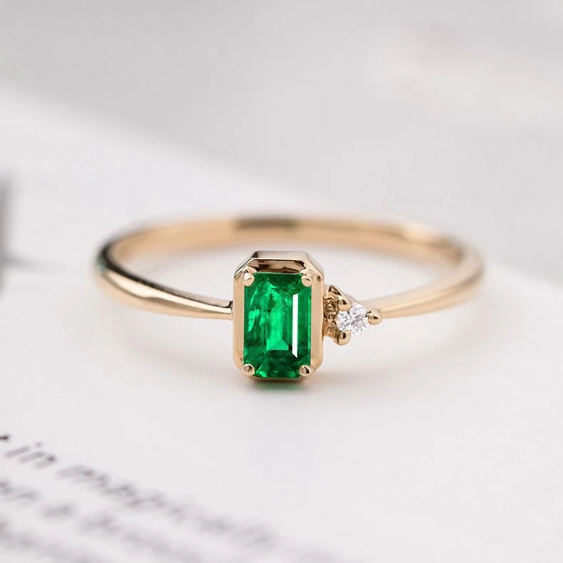 Vrouwen smaragd diamant ring met gekleurde stenen, een prachtige ring die elegantie en een vleugje kleur combineert.