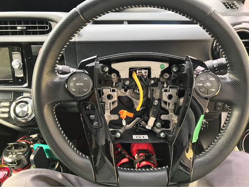 トヨタ アクアg Sを華麗にカスタム By Mitsu 18 07 24 ハンドルにハンズフリーのボタンが欲しかったので 他車流用でステアリングスイッチパッドを Cartune