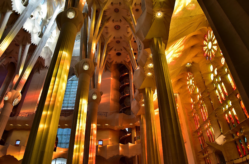 Lo spettacolo in una chiesa (Sagrada Familia) di Ilaria Bertini