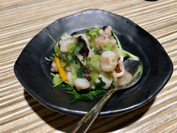 大年初五🐂，春節假期都是大魚大肉，今天改吃輕爽的日料。

二訪魚兵衛，用料新鮮，價錢實惠，還有免費味噌湯，誠意十足😍用餐時間人潮很多。