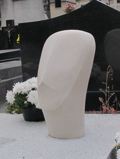 Sculpture moderne en pierre calcaire  polie  sur une tombe au cimetière Montparnasse à Paris