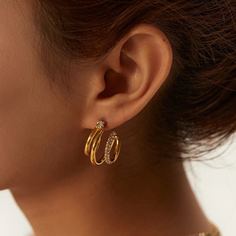 Boucles d'oreilles tendance INS plaquées or 18 carats, parfaites pour toutes les occasions. Un accessoire élégant et polyvalent pour sublimer votre look.