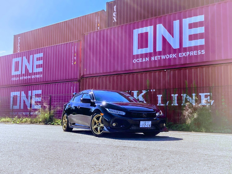 シビック(欧州HB)の霞埠頭・スマホクオリティ・シビック FK7・ONEコンテナ・逆光だった💦に関するカスタム事例の投稿画像3枚目