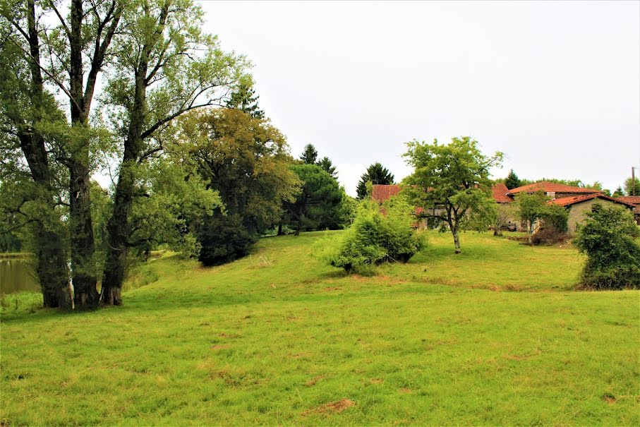 Vente ferme 9 pièces  à Roumazières-Loubert (16270), 191 000 €