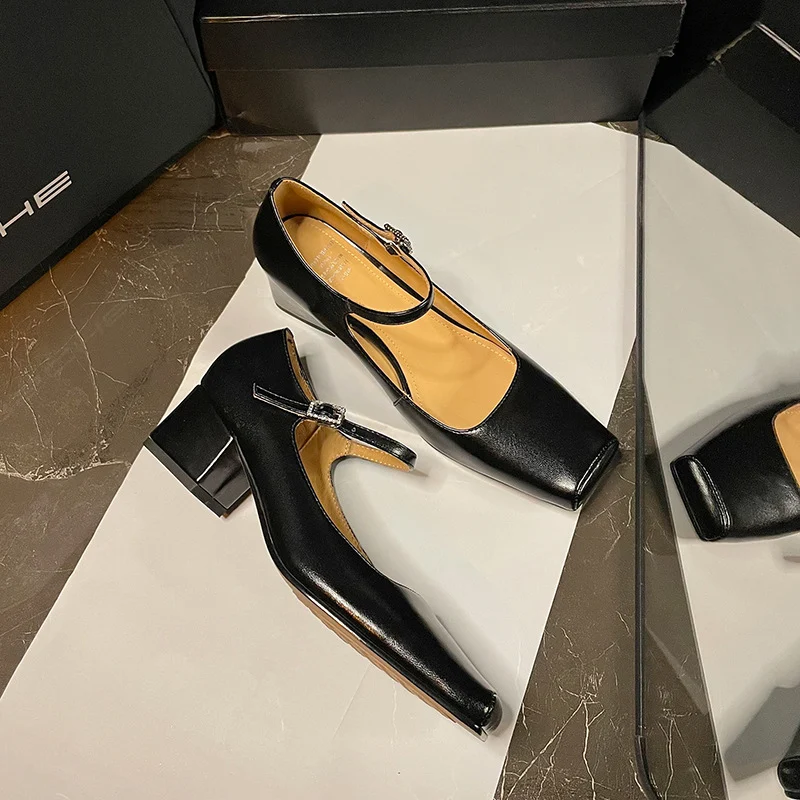 Zapatos Mary Jane plateados de tacón grueso bajo para mujer Elegancia y comodidad en cada paso, ideales para cualquier ocasión.