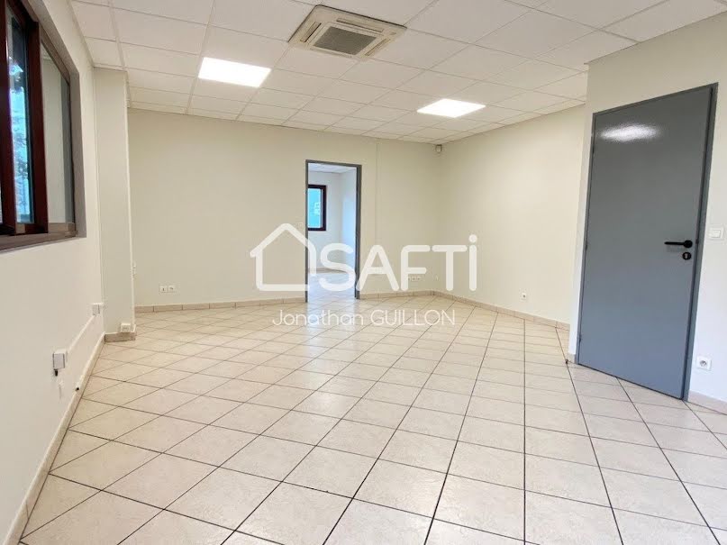 Location  locaux professionnels 2 pièces 53 m² à Bailly-Romainvilliers (77700), 1 290 €