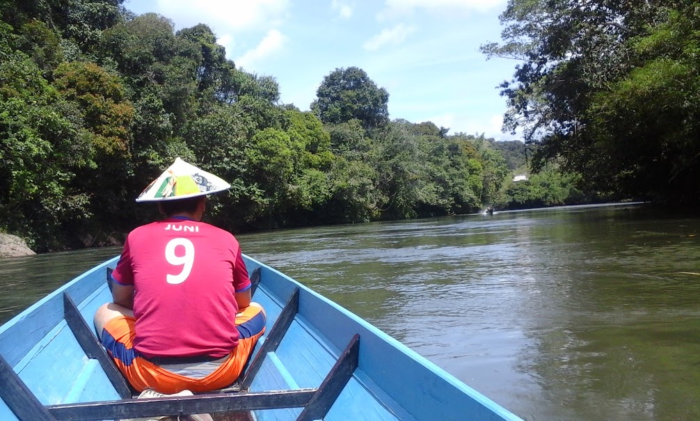 Juni Ibau, kawan saya, berada di depan perahu ketika kami hendak menjala ikan ke hilir Sungai Kayan. (Foto: Yudha PS)