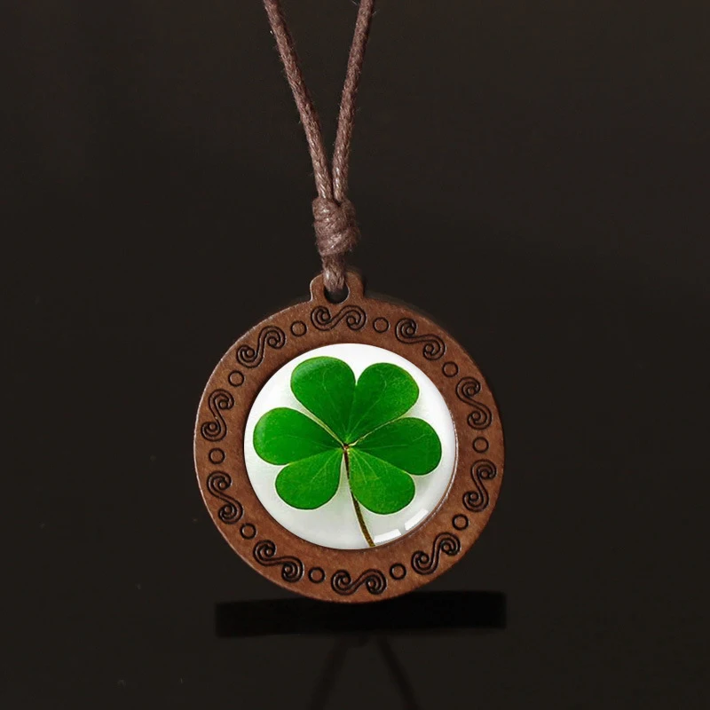 Collier pendentif en bois et verre de gemme avec quatre feuilles, un bijou élégant et naturel, parfait pour accessoiriser votre tenue ou offrir en cadeau.