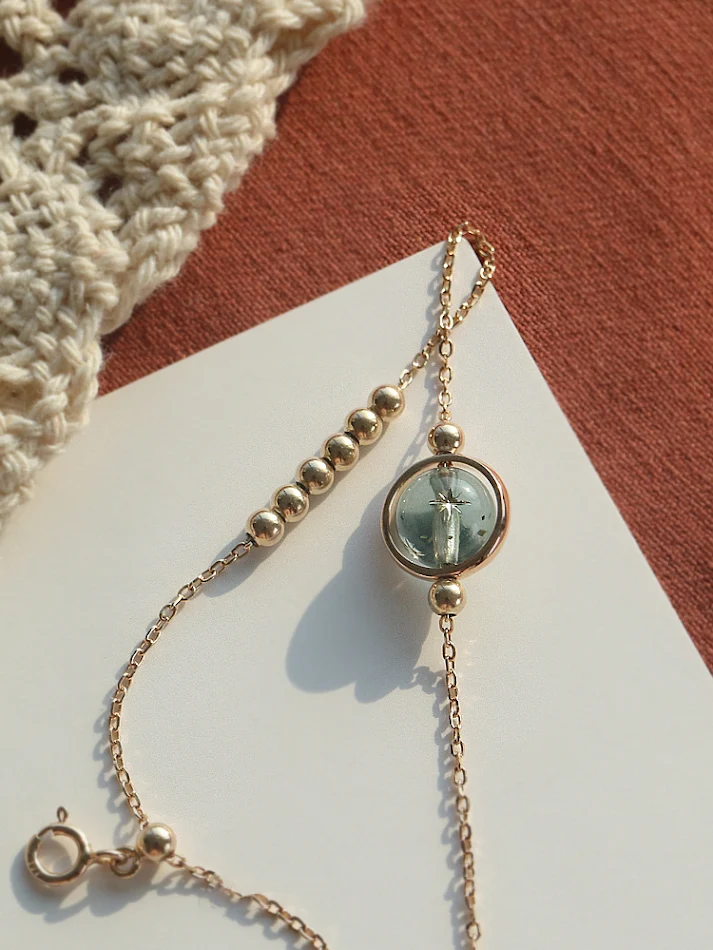 Exquisite Saturn-Kette für das Schlüsselbein, leichter Luxus für Damen. Nischenschmuck mit Stil, ein eleganter Blickfang für Hals und Dekolleté.