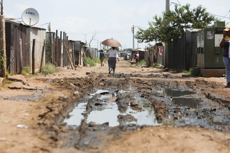 A muddy street in Emandleni, Wattville, where a man has died of cholera. Picture: Alaister Russell