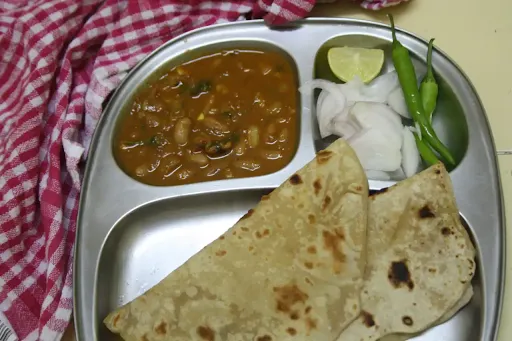 4 Roti With Rajma Masala