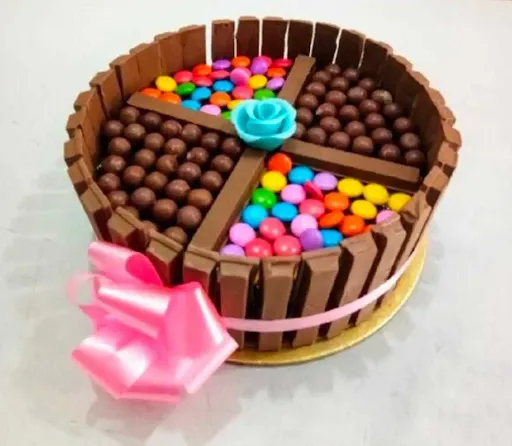 KitKat And Gems Cake [600 Grams]