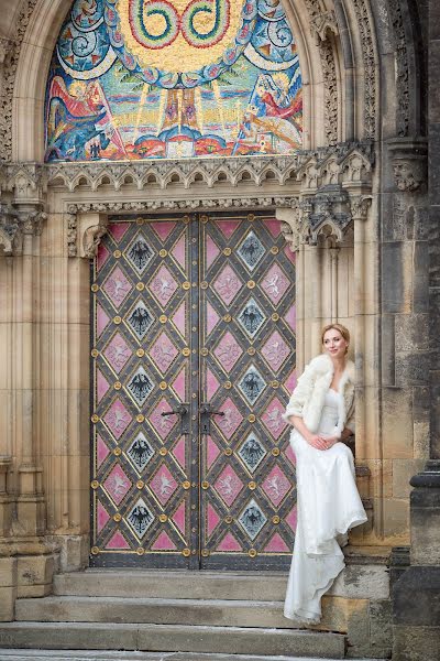 Fotógrafo de casamento Elena Vazhenina (weddingprague). Foto de 23 de janeiro 2019