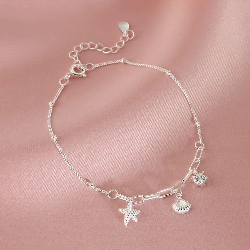 Pulsera de conchas marinas y estrellas de mar para mujeres con estilo minoritario, un toque costero y a la moda.