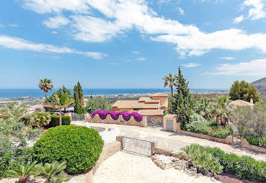 Seaside villa with pool and garden 8