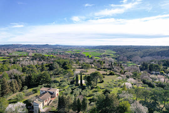 Propriété avec piscine et jardin