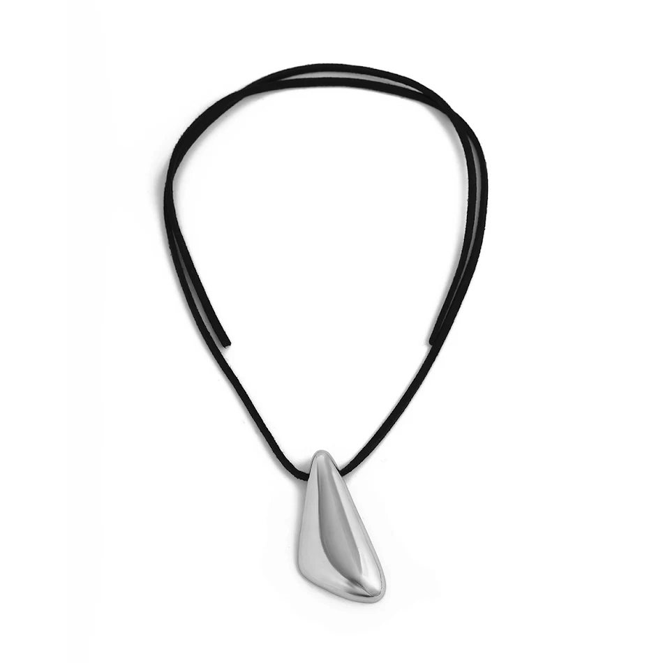 Collier pendentif en alliage irrégulier, triangle simple et tendance. Un accessoire de mode idéal pour femmes, facile à porter et élégant.