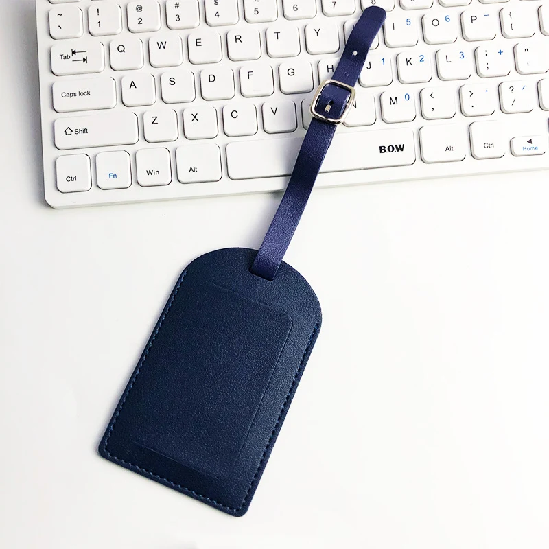 Multicolor lederen creatieve kofferlabel in instapkaart ontwerp. Identificeer je bagage met stijl en reis gemakkelijk en stressvrij.