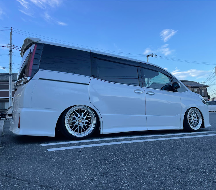 ヴォクシーの仲間に感謝✨・こだわりは大事✨・J-LINE・お盆休みって何？・台風に気をつけて下さいに関するカスタム事例の投稿画像1枚目