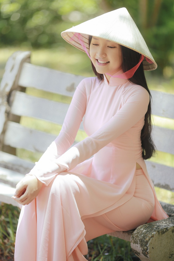 Áo dài màu hồng cùng nón lá