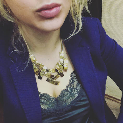 Title 2, Exaggerated cross clavicle chain