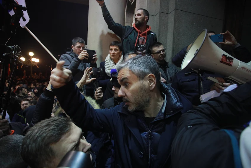 Policija okružila Skupštinu grada Beograda, potisnuli građane