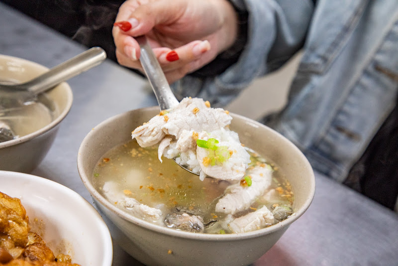 大勇街無名鹹粥｜滿滿虱目魚肉加鮮蚵超澎湃鹹粥！沒有招牌米其林推薦無名鹹粥