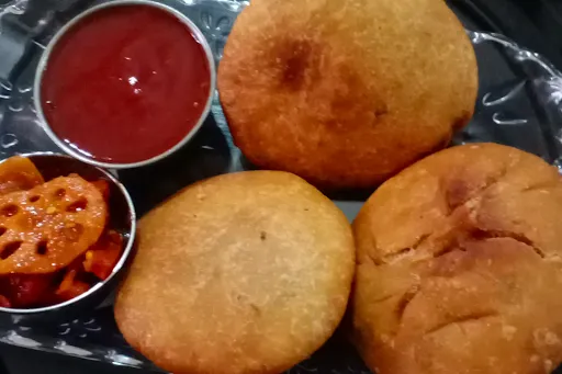 2 Matar Kachori With Sauce And Achar