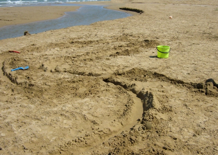 Un sentiero sulla spiaggia di aeglos