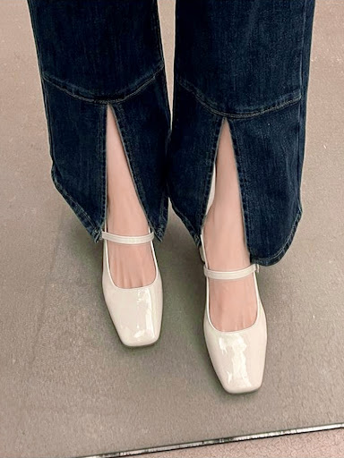 Title 7, French Chunky Heel Bun Toe Sandal Lady. Experie...