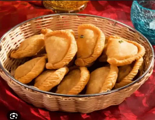 Gujiya 1 Kg With Organic Gulal