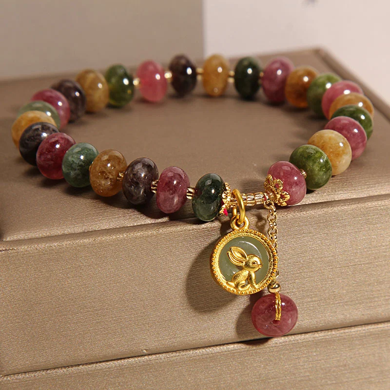 Bracelet en jade tourmaline couleur naturelle pour femmes avec pendentif lapin vintage, élégance et raffinement.