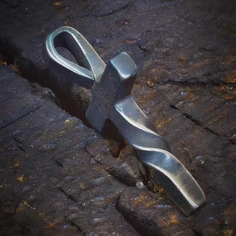 Collier Pendentif Alliage Croix Torsadée Un bijou élégant pour hommes et femmes. Exprimez votre foi avec ce magnifique accessoire.