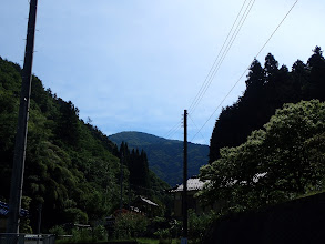 奥に由良ヶ岳の山頂が見える