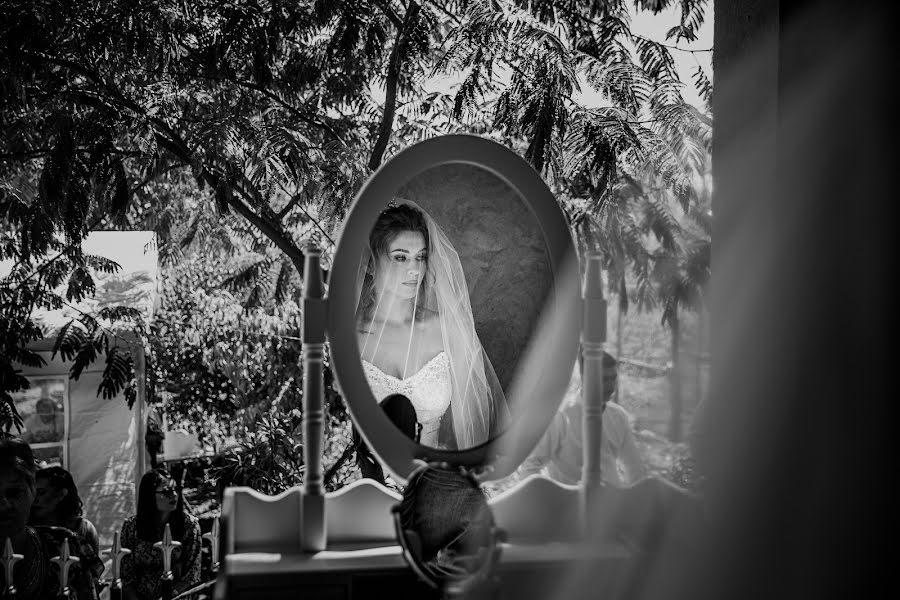 Esküvői fotós Costin Tertess (costintertess). Készítés ideje: 2021 december 12.