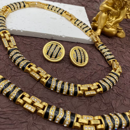 Title 4, Handmade snake-shaped necklace with exquisite r...